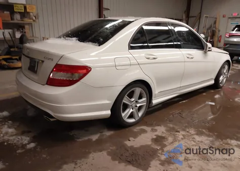 2011 Mercedes-Benz C 300 Sport z USA, uszkodzony, nr VIN WDDGF5EB2BR160454